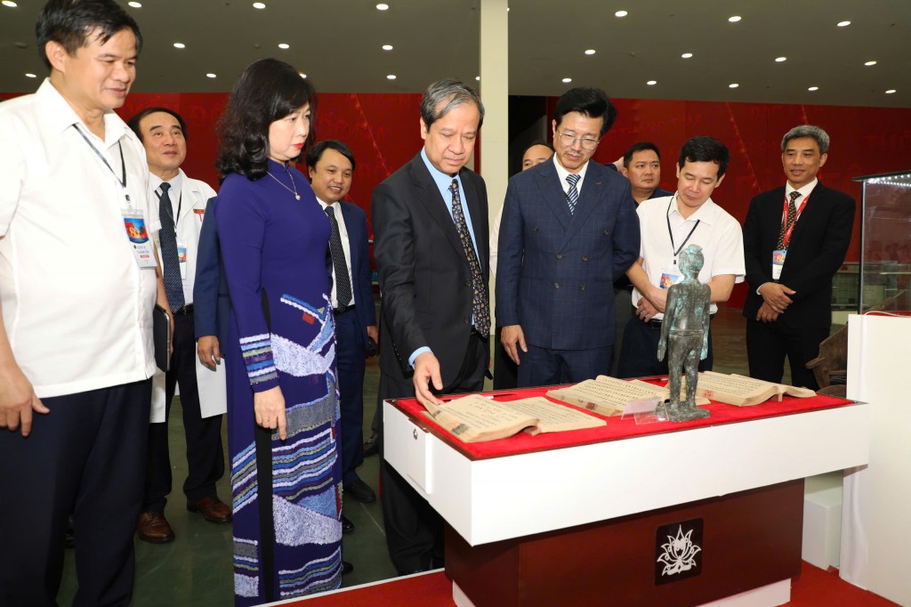 Bộ trưởng Bộ Y tế Đào Hồng Lan giới thiệu với Bộ trưởng Bộ Giáo dục và đào tạo Nguyễn Kim Sơn những dấu ấn nổi bật trong sự nghiệp chăm sóc và bảo vệ sức khỏe toàn dân Bộ trưởng Bộ Y tế Đào Hồng Lan giới thiệu với Bộ trưởng Bộ Giáo dục và đào tạo Nguyễn Kim Sơn những dấu ấn nổi bật trong sự nghiệp chăm sóc và bảo vệ sức khỏe toàn dân