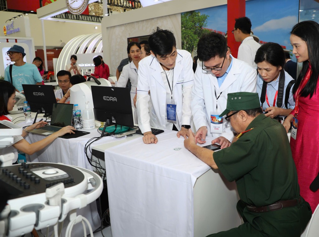 Bộ trưởng Đào Hồng Lan thăm gian trưng bày triển lãm thành tựu ngành y tế