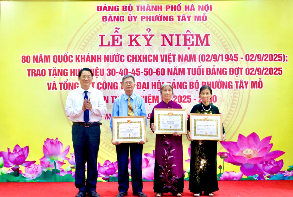 Phó Trưởng ban Tuyên giáo và Dân vận Thành ủy Hà Nội Vũ Hà trao Huy hiệu Đảng cho các đảng viên thuộc Đảng bộ phường Tây Mỗ Phó Trưởng ban Tuyên giáo và Dân vận Thành ủy Hà Nội Vũ Hà trao Huy hiệu Đảng cho các đảng viên thuộc Đảng bộ phường Tây Mỗ
