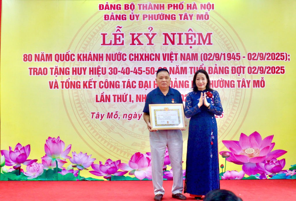 Bí thư Đảng ủy phường Tây Mỗ Hoàng Thị Thúy Hằng trao Huy hiệu Đảng tặng đảng viên Bí thư Đảng ủy phường Tây Mỗ Hoàng Thị Thúy Hằng trao Huy hiệu Đảng tặng đảng viên