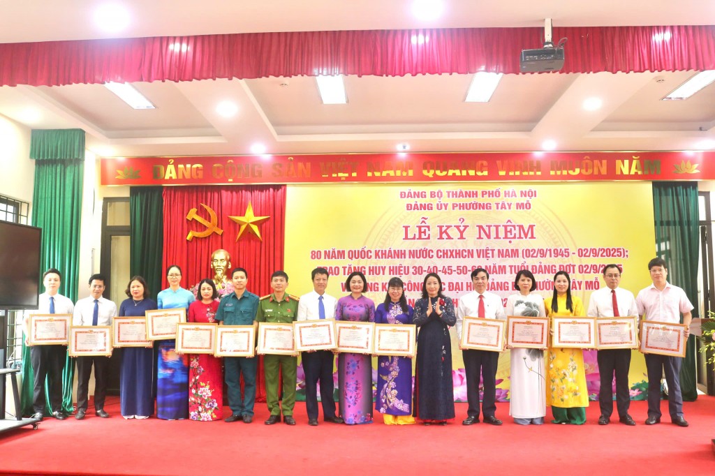 Lãnh đạo Đảng ủy phường Tây Mỗ trao tặng Giấy khen cho các cá nhân có thành tích trong công tác tổ chức Đại hội Đảng bộ phường Tây Mỗ Lãnh đạo Đảng ủy phường Tây Mỗ trao tặng Giấy khen cho các cá nhân có thành tích trong công tác tổ chức Đại hội Đảng bộ phường Tây Mỗ