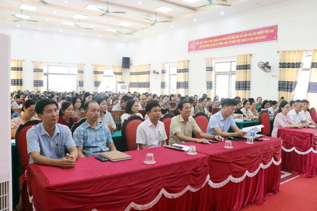 Các đại biểu dự lớp bồi dưỡng chính trị hè.