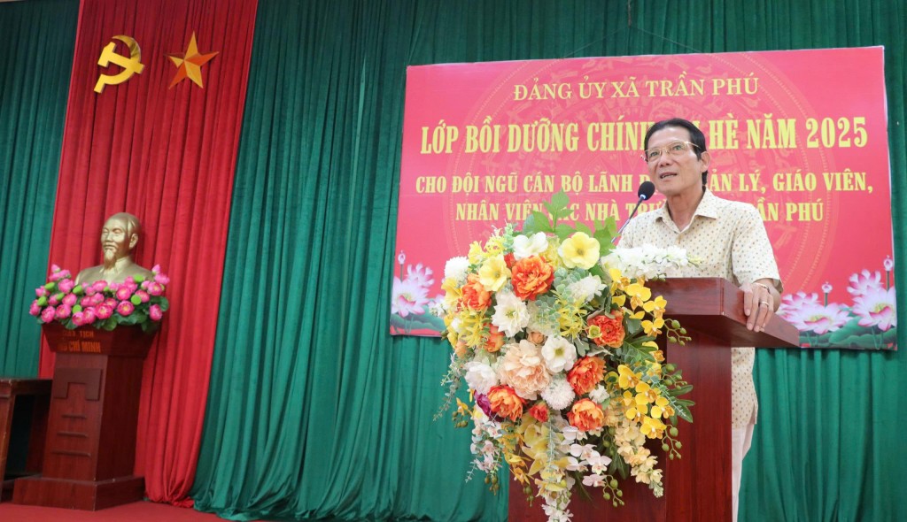 Đồng chí Phạm Ngọc, Giảng viên cao cấp truyền đạt các nội dung tại lớp học