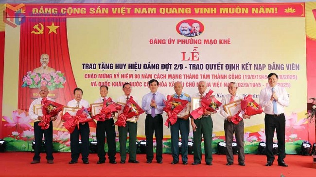 Trao Huy hiệu và kết nạp Đảng viên mới tại Quảng Ninh