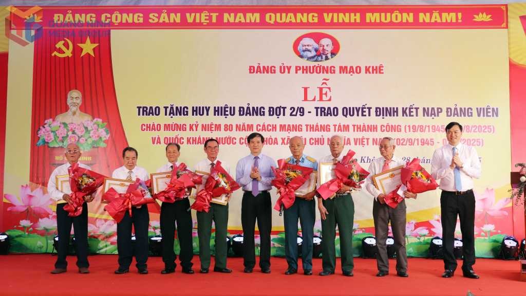 Trao Huy hiệu và kết nạp Đảng viên mới tại Quảng Ninh