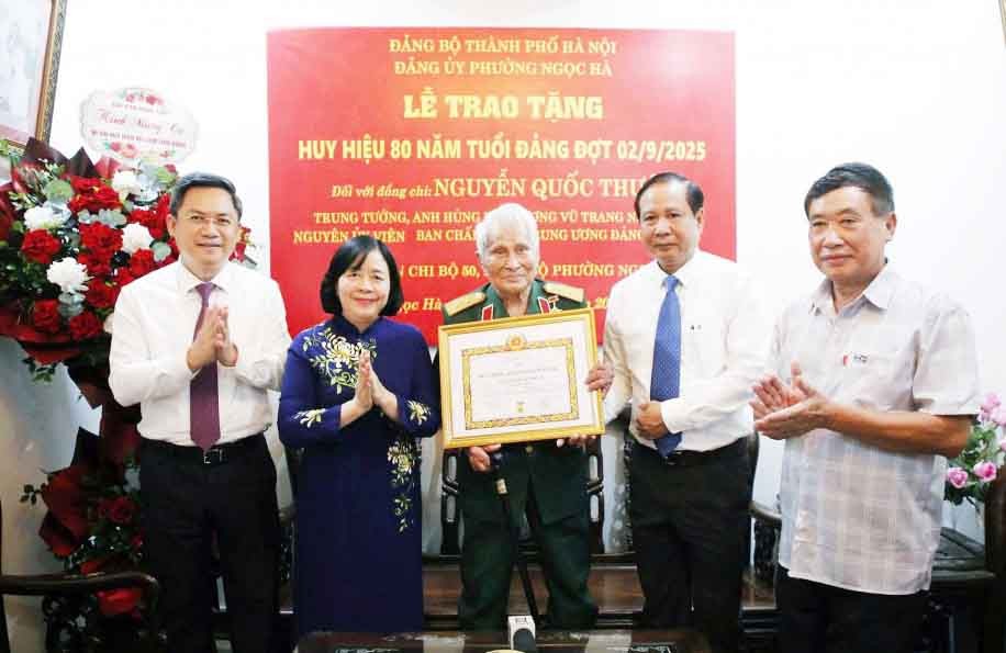 Trung tướng Nguyễn Quốc Thước nhận Huy hiệu 80 năm tuổi Đảng