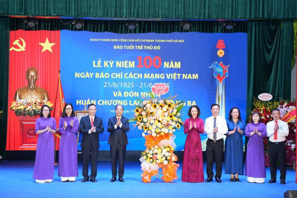 Các đồng chí Vũ Thu Hà, Thành ủy viên, Phó Chủ tịch UBND thành phố Hà Nội; Nguyễn Sỹ Trường, Phó chủ tịch Thường trực MTTQVN TP; Nguyễn Thị Mai Hương, Phó Giám đốc Sở Văn hóa và Thể thao tặng lẵng hoa tươi thắm của Thành ủy, HĐND, UBND, Ủy ban MTTQ Việt Nam TP đến báo Tuổi trẻ Thủ đô trong dịp báo đón nhận Huân chương Lao động hạng Ba (ngày 18/6/2025)