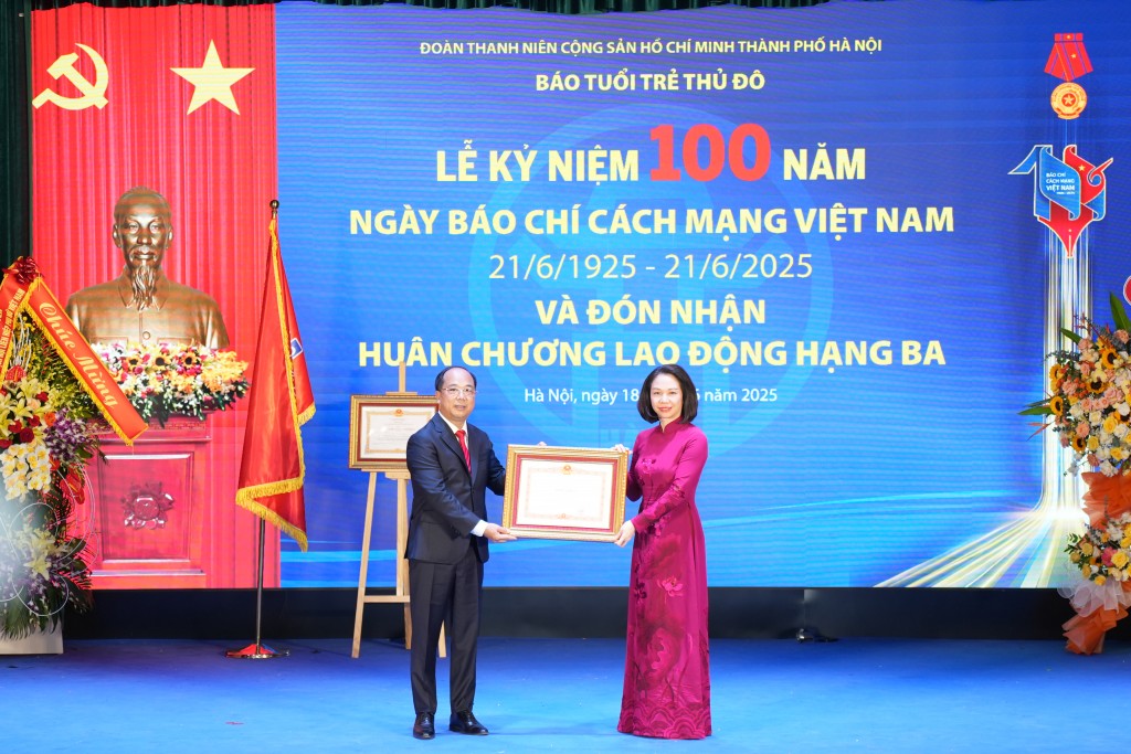 Đồng chí Vũ Thu Hà - Thành ủy viên, Phó Chủ tịch UBND thành phố Hà Nội trao Bằng khen của Thủ tướng Chính phủ tới Nhà báo Nguyễn Mạnh Hưng - Tổng Biên tập Báo Tuổi trẻ Thủ đô vì đã có thành tích xuất sắc trong trong công tác bồi dưỡng, nâng cao nhận thức của thanh thiếu niên, góp phần phát triển kinh tế, xã hội của Thủ đô giai đoạn 2020 - 2024