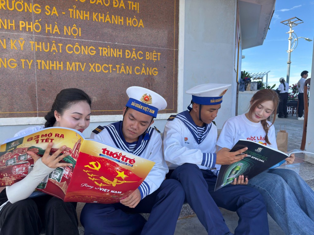 Những ấn phẩm đặc biệt báo Tuổi trẻ Thủ đô đến với cán bộ chiến sĩ Trường Sa