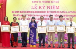 41 đảng viên phường Tây Mỗ vinh dự nhận Huy hiệu Đảng