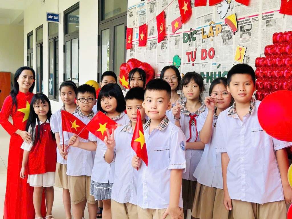 Cô và trò trường Tiểu học Kiến Hưng, phường Kiến Hưng, Hà Nội, hân hoan hướng đến chào mừng kỷ niệm 80 năm Cách mạng Tháng Tám và Quốc khánh 2/9