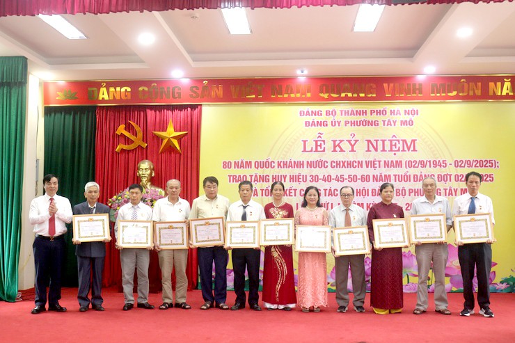 41 đảng viên phường Tây Mỗ vinh dự nhận Huy hiệu Đảng