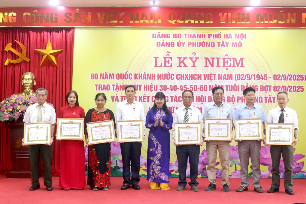 Các đồng chí lãnh đạo Đảng ủy phường Tây Mỗ trao Huy hiệu Đảng cho đảng viên trên địa bàn phường Các đồng chí lãnh đạo Đảng ủy phường Tây Mỗ trao Huy hiệu Đảng cho đảng viên trên địa bàn phường