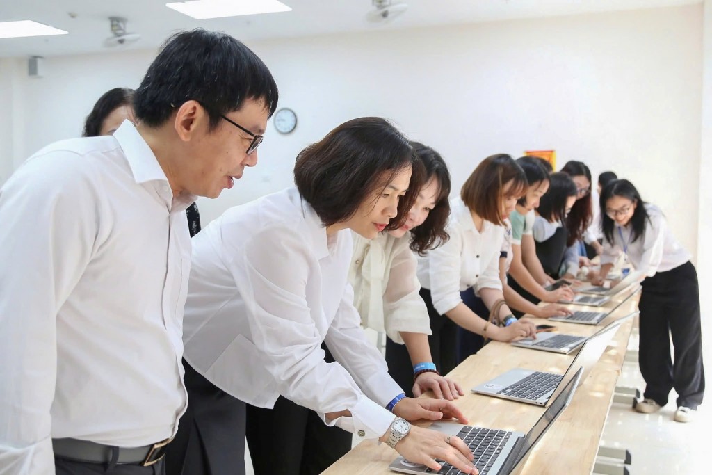 Cán bộ quản lý, giáo viên trải nghiệm các ứng dụng hệ sinh thái Google for Education trong mô hình Trường học số Google