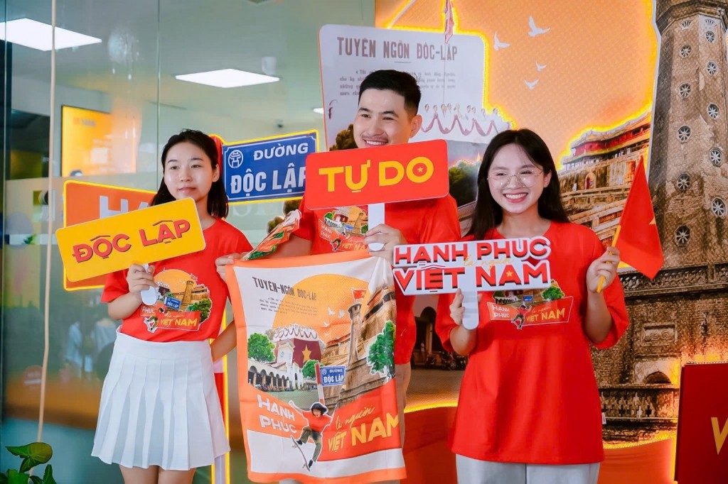Hà Nội rạng rỡ sau mưa, photobooth SHB thành “tọa độ yêu nước” ngày Quốc khánh