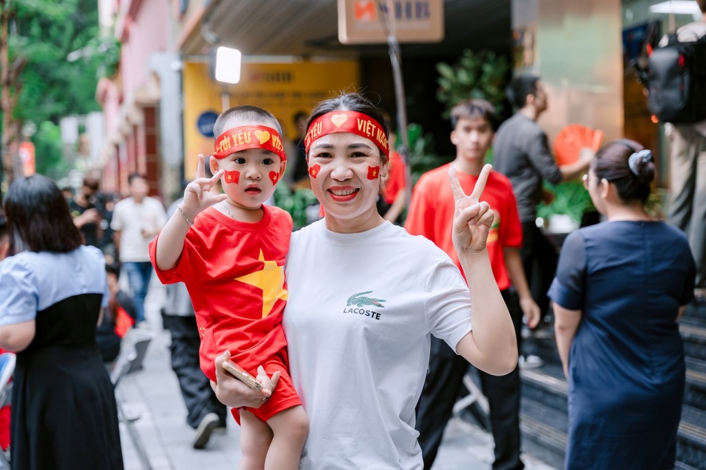 Hà Nội rạng rỡ sau mưa, photobooth SHB thành “tọa độ yêu nước” ngày Quốc khánh