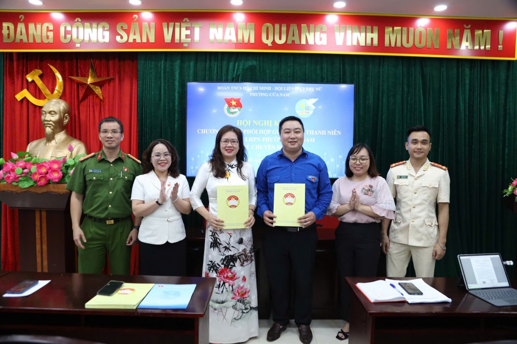 Đại diện lãnh đạo Đảng uỷ, UBND phường Cửa Nam chứng kiến hai tổ chức chính trị - xã hội ký kết hợp tác đẩy mạnh chuyển đổi số