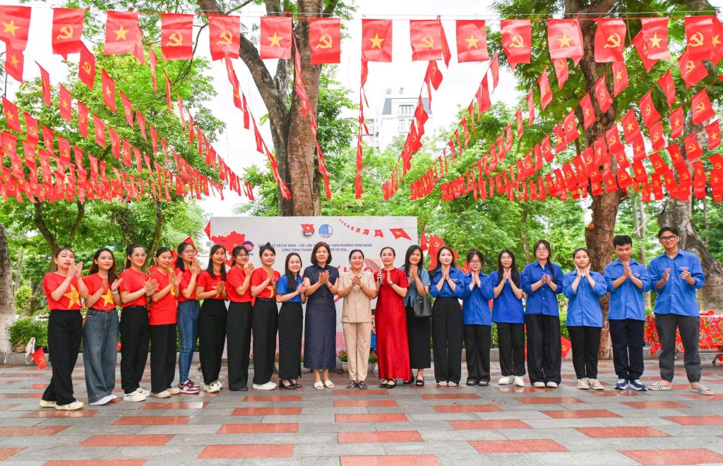 Giới trẻ Hải Phòng thích thú check-in cờ hoa mừng Quốc khánh 2/9