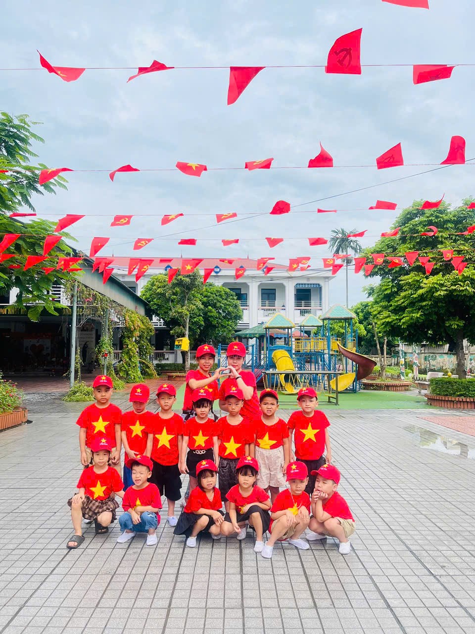 Giới trẻ Hải Phòng thích thú check-in cờ hoa mừng Quốc khánh 2/9