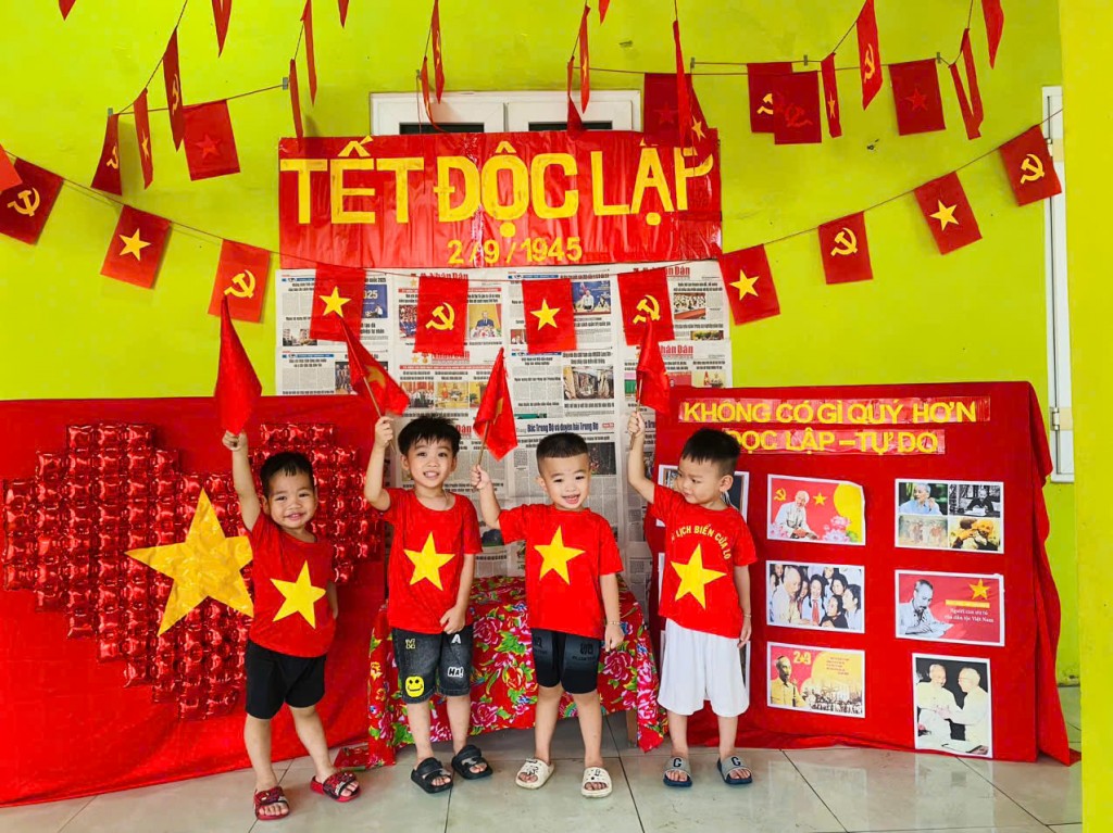 Giới trẻ Hải Phòng thích thú check-in cờ hoa mừng Quốc khánh 2/9