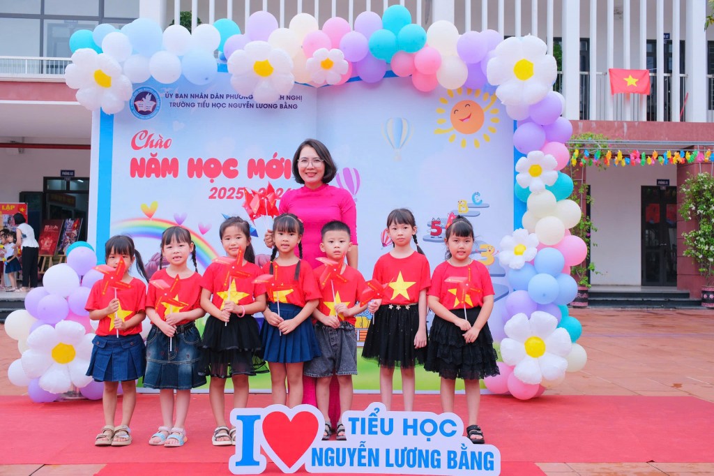Giới trẻ Hải Phòng thích thú check-in cờ hoa mừng Quốc khánh 2/9