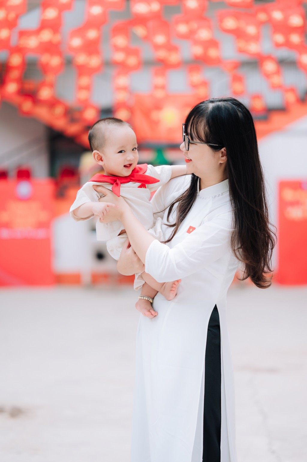 Giới trẻ Hải Phòng thích thú check-in cờ hoa mừng Quốc khánh 2/9