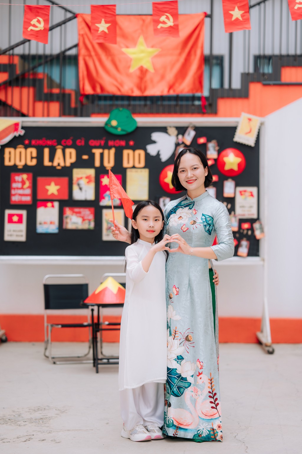 Giới trẻ Hải Phòng thích thú check-in cờ hoa mừng Quốc khánh 2/9