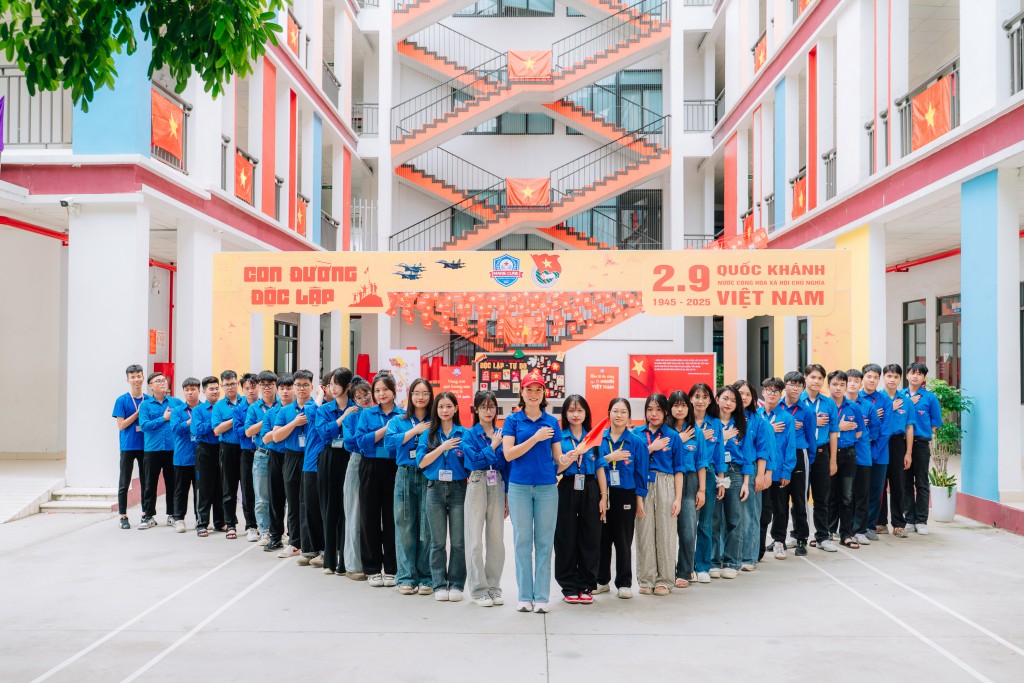 Giới trẻ Hải Phòng thích thú check-in cờ hoa mừng Quốc khánh 2/9