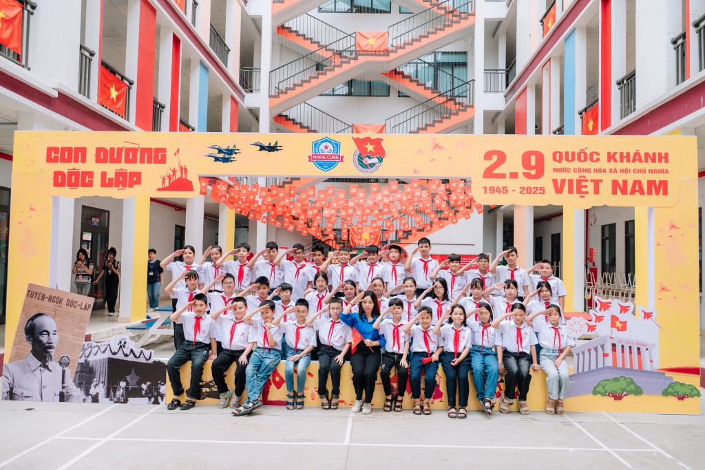 Giới trẻ Hải Phòng thích thú check-in cờ hoa mừng Quốc khánh 2/9