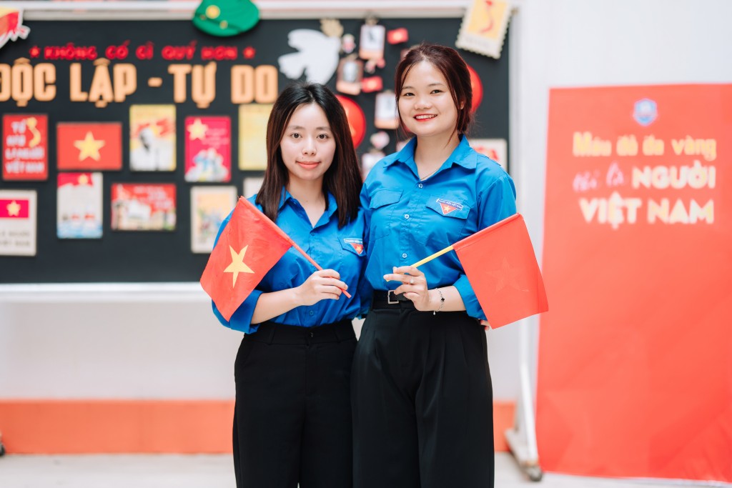 Giới trẻ Hải Phòng thích thú check-in cờ hoa mừng Quốc khánh 2/9