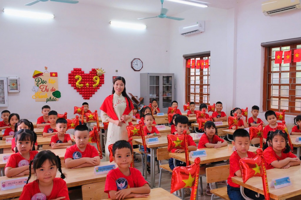 Giới trẻ Hải Phòng thích thú check-in cờ hoa mừng Quốc khánh 2/9
