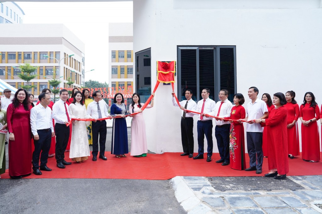 Các đại biểu thực hiện nghi lễ khánh thành Trường Tiểu học và THCS Hạ Yên Quyết