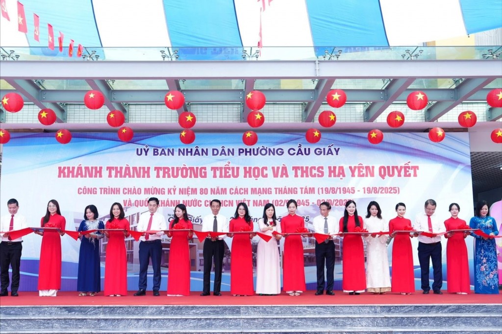 Các đại biểu cắt băng khánh thành công trình Trường Tiểu học và THCS Hạ Yên Quyết
