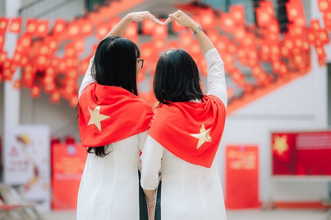 Giới trẻ Hải Phòng thích thú check-in cờ hoa mừng Quốc khánh 2/9