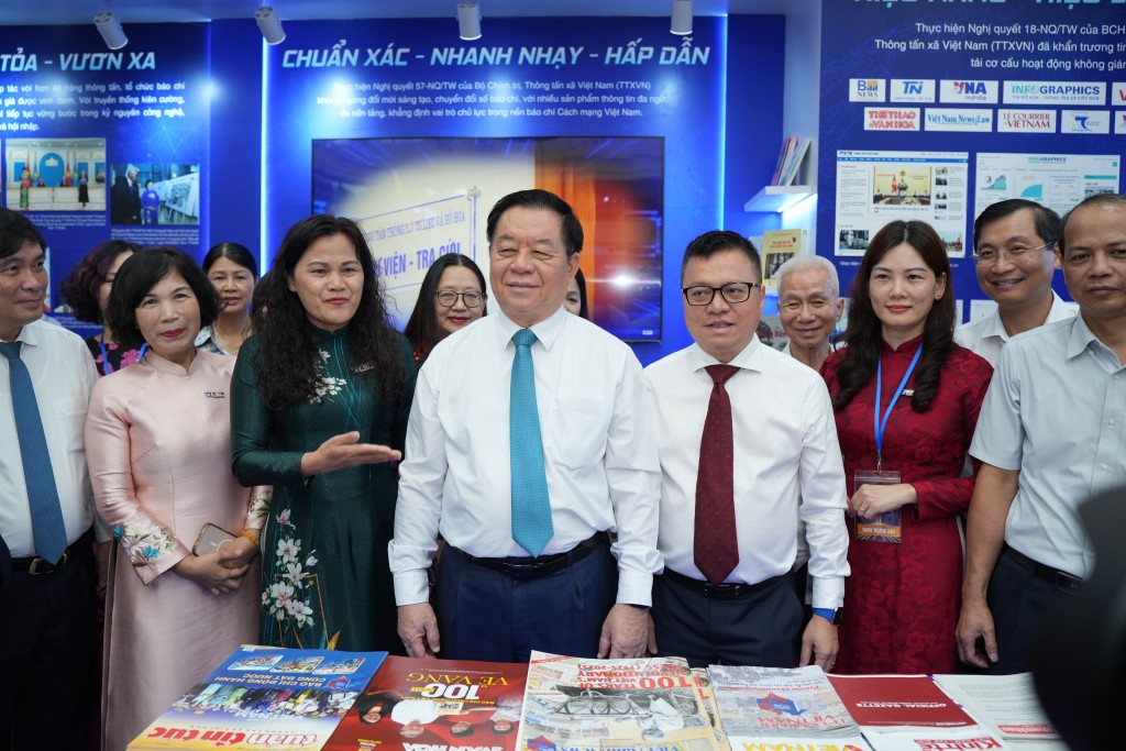Đồng chí Nguyễn Trọng Nghĩa, Trưởng ban Tuyên giáo và Dân vận Trung ương cùng các lãnh đạo Trung ương và Hà Nội thăm quan gian hàng trưng bày báo chí Thủ đô tại Hội báo toàn quốc 2025. 