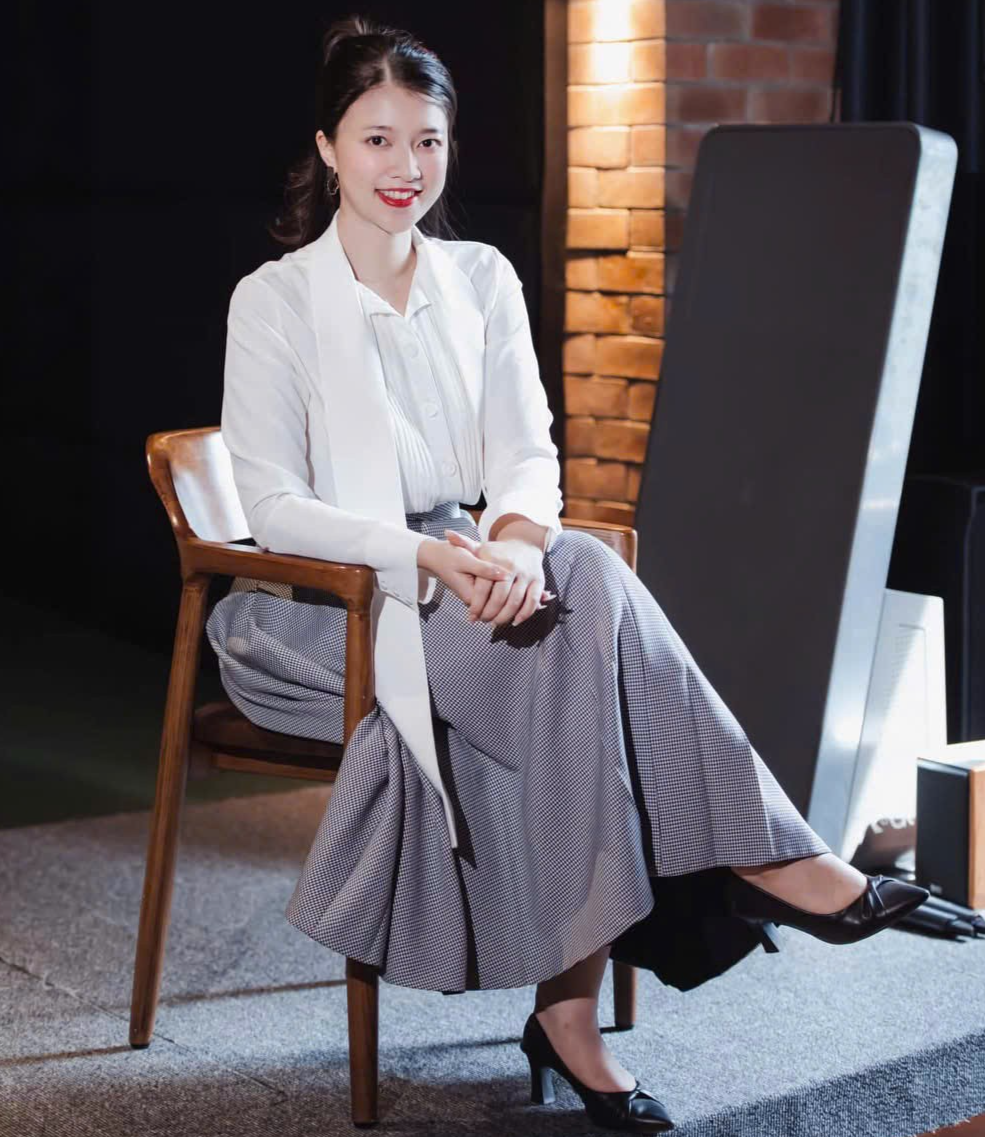 Nữ giảng viên
