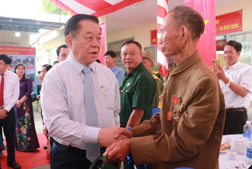 Đồng chí Nguyễn Trọng Nghĩa, Ủy viên Bộ Chính trị, Bí thư Trung ương Đảng, Trưởng Ban Tuyên giáo và Dân vận Trung ương thăm hỏi, động viên cán bộ lão thành cách mạng