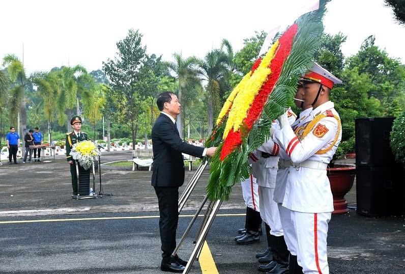 Bí thư Tỉnh ủy Đồng Nai Vũ Hồng Văn làm Trưởng đoàn dâng hoa