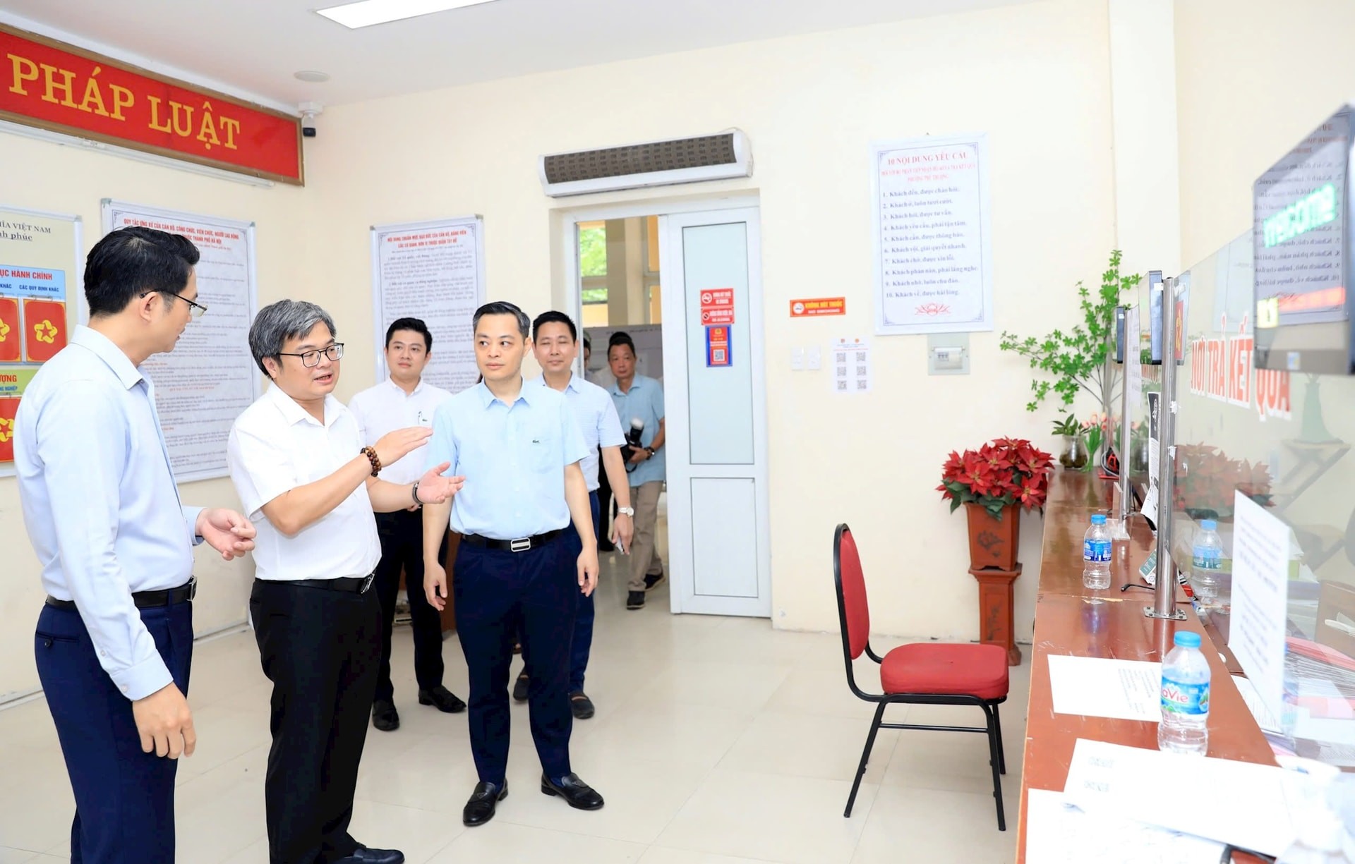 Phó Chủ tịch UBND thành phố Hà Nội Trương Việt Dũng khảo sát, kiểm tra việc vận hành chính quyền địa phương 2 cấp tại trụ sở phường Phú Thượng