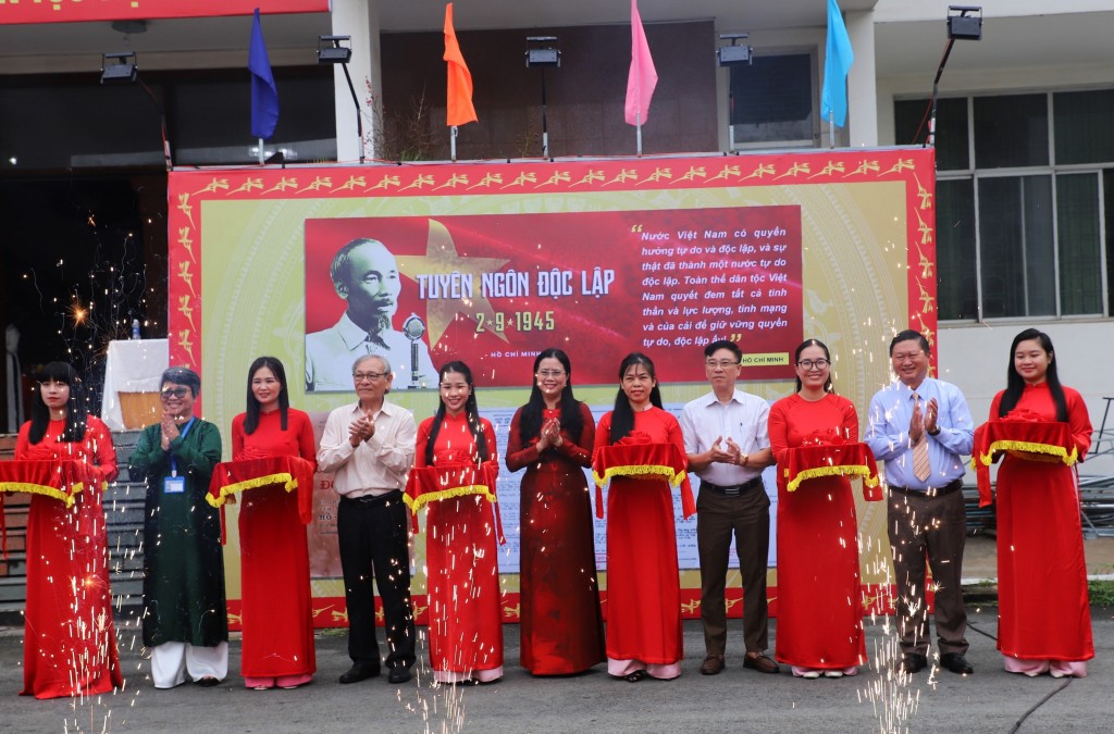 Các đại biểu thực hiện nghi thức tiển lãm