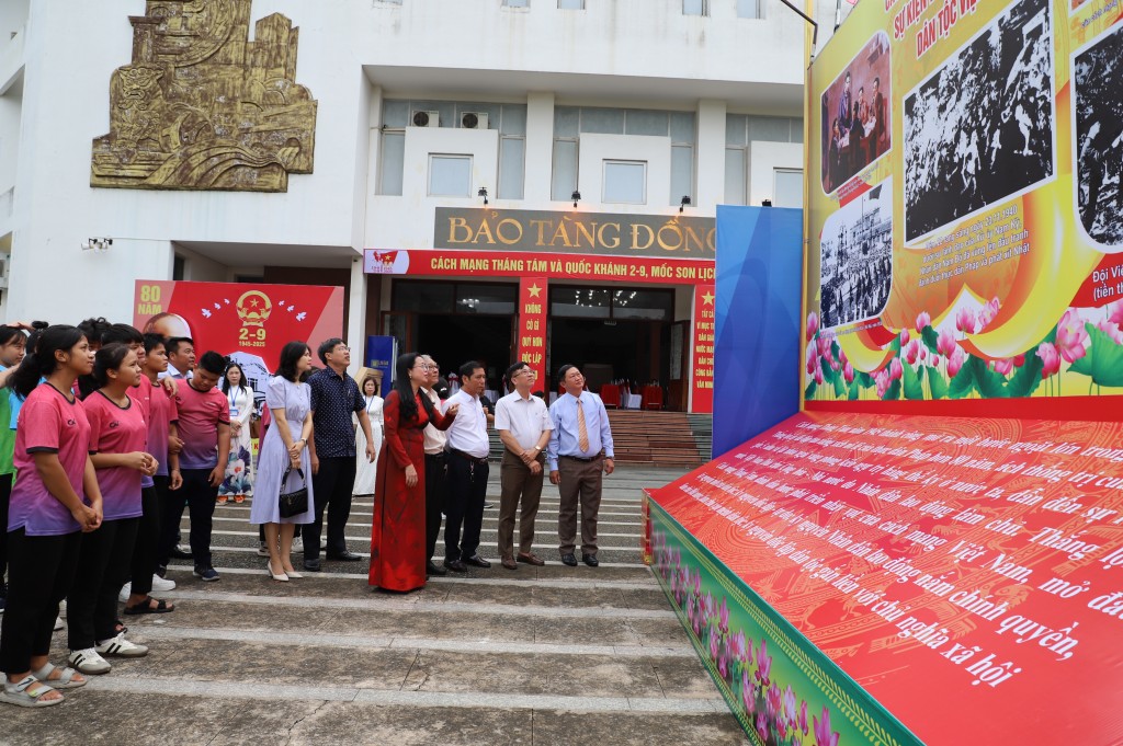 Các đại biểu tham quan khu vực triển lãm