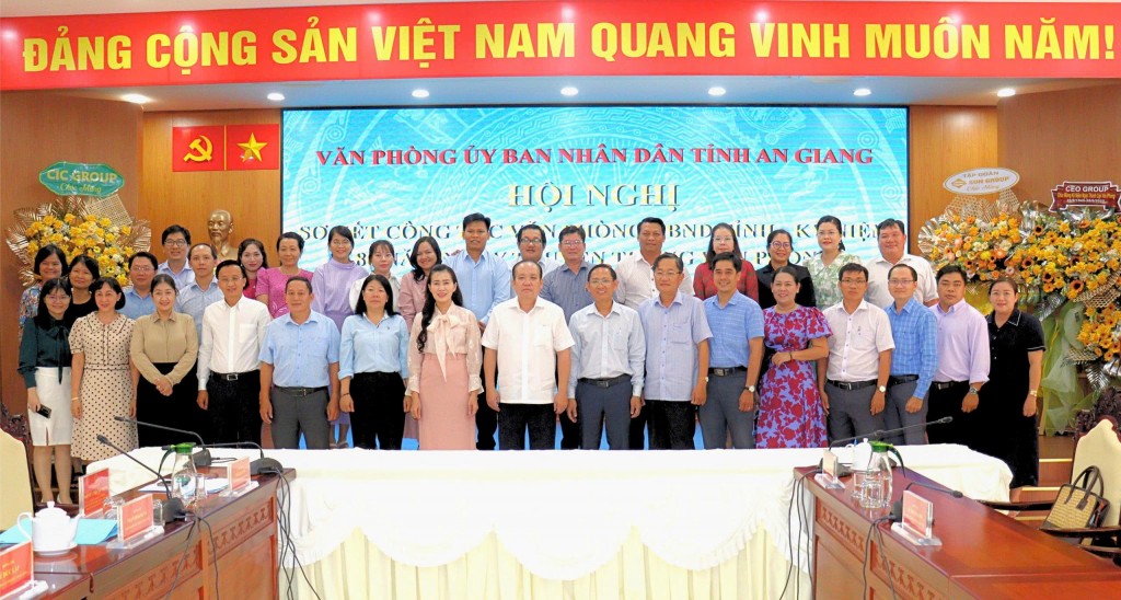 Các đại biểu chụp ảnh lưu niệm