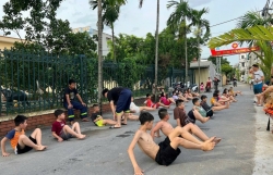 Ao làng, bể bơi và những “thầy giáo áo xanh”