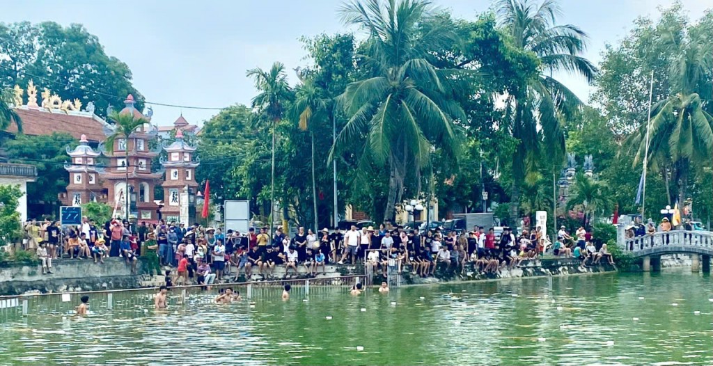 Phụ huynh theo dõi con em tập bơi, đồng hành cùng lớp học cộng đồng.