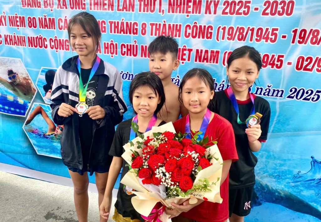Trao huy chương và phần thưởng cho các vận động viên nhí đạt thành tích tại Giải bơi xã Ứng Thiên lần thứ I.