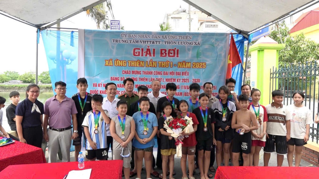 Trao huy chương và phần thưởng cho các vận động viên nhí đạt thành tích tại Giải bơi xã Ứng Thiên lần thứ I.