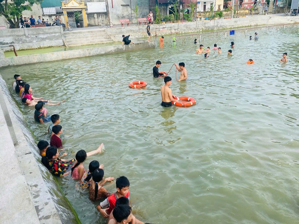 Lớp học bơi miễn phí tại ao làng – nơi các em được làm quen với kỹ năng cơ bản dưới nước.