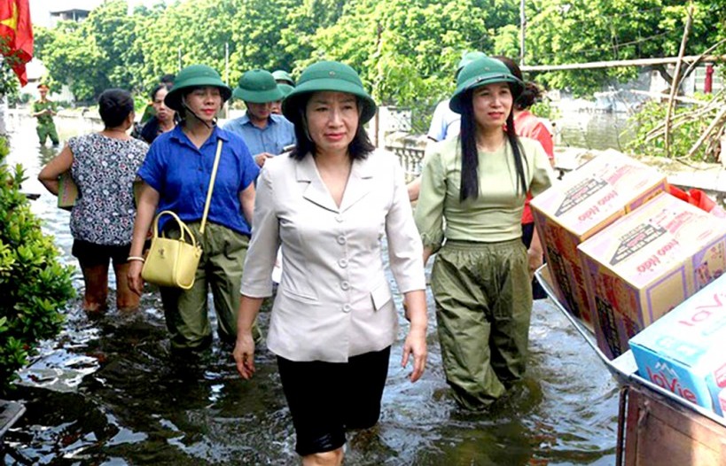 Lãnh đạo phường Tây Mỗ lội nước, thăm hỏi người dân bị ngập úng