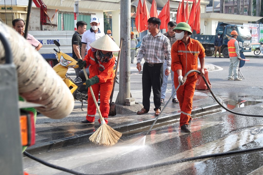 “Khoác áo mới” từng ngõ, phố, mừng ngày hội lớn của đất nước