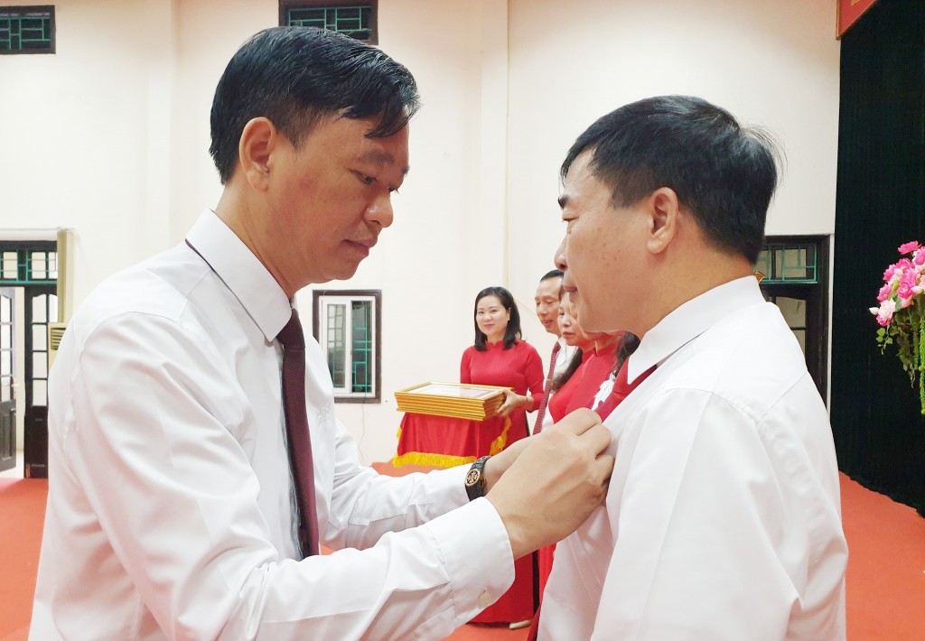 Phường Phú Lương trao tặng huy hiệu Đảng tới 27 đảng viên dịp 2/9